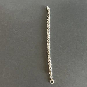 Silverarmband i kedjedesign - Snyggt silverarmband med en klassisk kedjedesign. Armbandet har en robust och stilren look, perfekt för att ge en extra touch till din stil. Märkt med 925 för äkta silver.