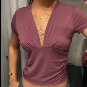 Vinröd topp - Säljer eftersom att den inte kommer till användning, pris kan diskuteras!