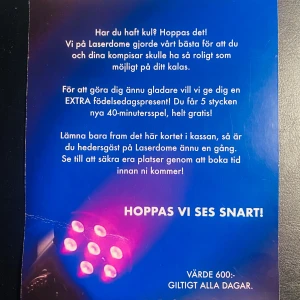 Laserdome Presentkort (5st) - Värde 600kr, 40 minuters spel - Säljer 5 st Laserdome presentkort, varje kort ger 40 minuters spel. Totalt värde 600kr. Perfekt för er rolig och actionfylld upplevelse med vänner eller familj! (Bokning Krävs Ej) Inget Utgångsdatum Giltig För Evigt. Oanvänd