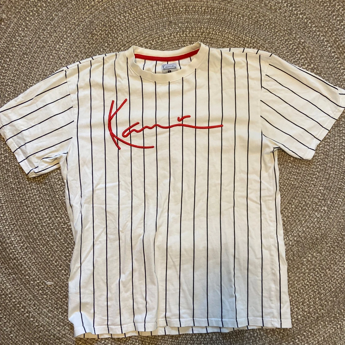 Vit randig t-shirt från Karl Kani