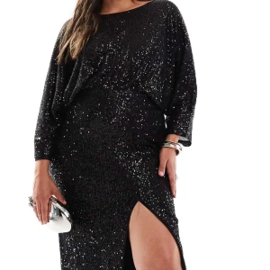 Balklänning - En supersnygg svart glittrig maxiklänning/långklänning med slits och halvöppen rygg. Klänningen är aldrig använd utan endast testad och prislappen sitter kvar. Klänningen är i storlek 48 men skulle snarare säga att den är som en 42-46, alltså passar den dig som har storlek M-XL beroende på längd. Skriv till mig vid eventuella frågor/bilder! Pris går att diskuteras (nypris 1200kr) 