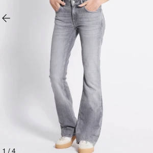 Grå bootcut jeans - Snygga grå bootcut jeans med hög midja. Perfekta för en avslappnad stil med en modern twist. De har en klassisk femficksdesign och en bekväm passform.