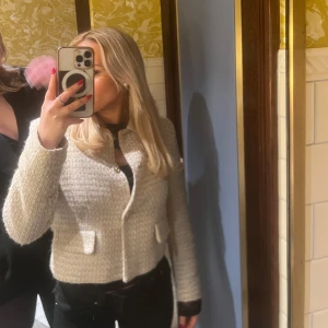 Beige kavaj med guld knappar - Snygg beige kavaj med knappar framtill från zara helt slut i lager köpt för 2 somrar sen storlek 36 motsvarar S andvänt sparsamt nypris 900 säljer för 250 