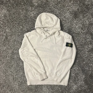  Stone Island hoodie - säljer nu min tvär feta stone island hoodie. tröjan är i topp skick och köpt för cirka 3000. storlek L och passar en normal L