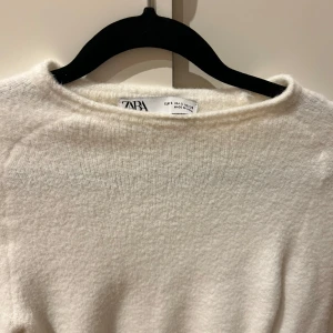 Vit stickad tröja från Zara - Mysig vit stickad tröja från Zara med långärmad design. Knappt använd