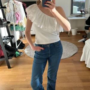 Vit oneshoulder topp från Zara - Supersöt somrig vit oneshoulder topp från Zara! Endast använd 2-3 gånger🫶🏻