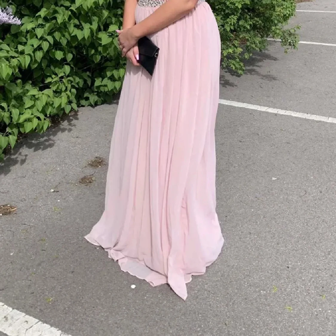 Ljusrosa långklänning med pärldetaljer - 1