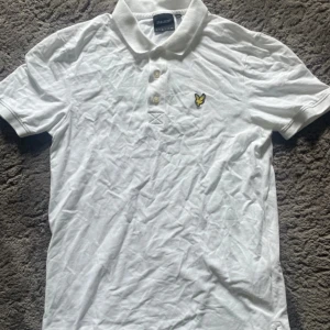 Vit pikétröja från Lyle & Scott - Säljer en vit pikétröja från Lyle & Scott.