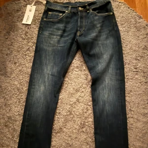 Dondup Jeans - Snygga mörkblå jeans från Dondup. Helt nya och aldrig använda, nypris är 2799 kr. Tveka inte på att skriva om du har några frågor eller funderingar. 