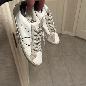 Vita sneakers med svarta detaljer - Stilrena philipe modell skor i 7,5/10 skick 