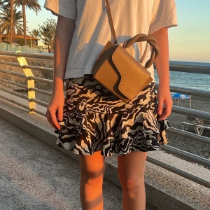 Zebramönstrad kjol med volang - Snygg kjol med zebramönster i svart och vit. Kjolen har en ganska hög midja. Säljer den då den har blivit för liten för mig 💕