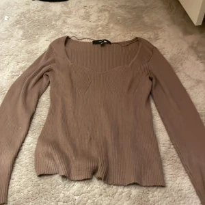 Brun ribbad tröja från Vero Moda - Säljer en snygg brun ribbad tröja från Vero Moda. Tröjan har långa ärmar. Säljer då den är för stor. Använd fåtal gånger.