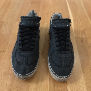 Maison Margielas Espadrilles - Säljer mina Maison Margielas pga ingen användning, endast använda 2 ggr. Dom är i storlek 42 men passar 43 också. Bara att höra av sig vid frågor och kom med prisförslag!