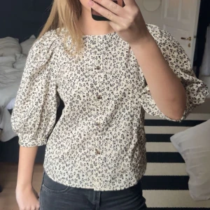 Blommig blus  - Säljer en söt blommig blus med trekvartsärm. Knappt använd 💕