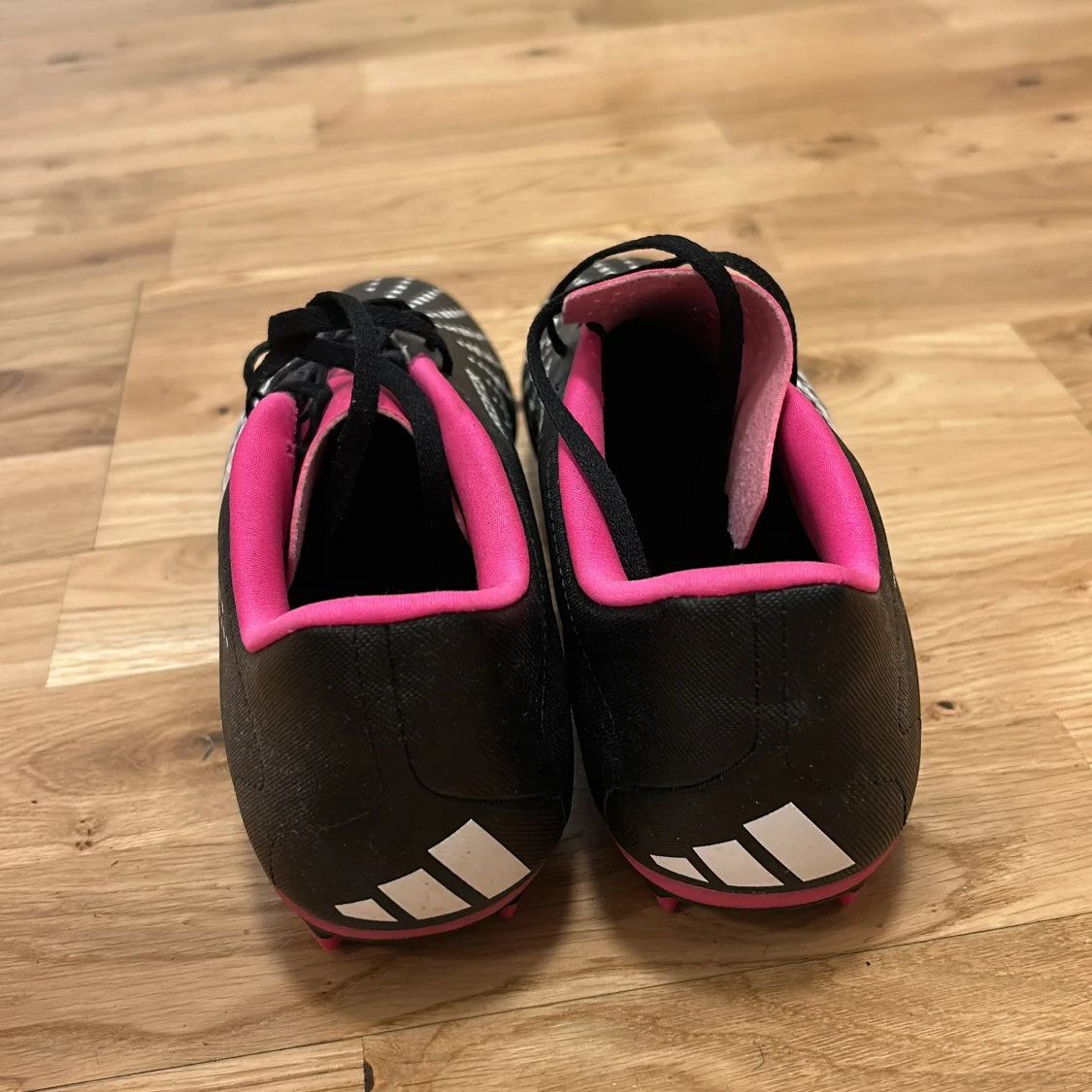 Svarta och rosa fotbollsskor från Adidas - 1