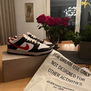 Nike Dunk  - Säljer nu mina otroligt feta Nike skor (i köpet ingår golden goose sneaker låda och skopåsen) | Skick 9,5/10 finns inga defekter | Skorna är köpta i Miami på sneaker store så dem är sjukt svåra att få tag på | Nypris ca 1200kr | Mitt pris 499kr | Tveka inte att ställa frågor! 