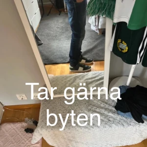  Valentino  flycrew - Snygga Valentino sneakers med vita detaljer och snörning. Skorna har en stilren design med en vit sula och är perfekta för en avslappnad stil. De är i storlek 42.5 och har en bekväm passform. skorna är i super fint skick om man bortser från skadan på hälen, men den går enkelt att fixa hos en skomakare för en billig peng. Finns även extra nitar att köpa för de som tycker det är viktigt. Jag tar helst biten emot något annat nice men jag är också villig att sälja skorna för ett superpris 