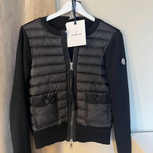 Moncler cardigan  - Sjukt snygg svart moncler cardigan som knappt är använd. Givetvis äkta! Den är i strl xs/s. Vid mycket intresse- budgivning 🫶🏻