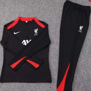 Liverpool tracksuit - Säljer ett svart träningsset från Nike med röda detaljer. Tröjan har en dragkedja vid halsen och långa ärmar. Perfekt för fotbollsträning eller annan sportaktivitet. Liverpool FC-logga på både tröja och byxor.
