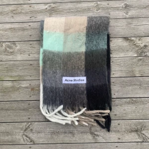 Acne Studios halsduk - Snygg rutig halsduk från Acne Studios, säljer den för 500 för vill bli av med den då den inte kommer till användning längre, mycket fint skick och tags medföljer. Hör av er vid frågor, jag skickar inom 24 TIM📦📬🙌