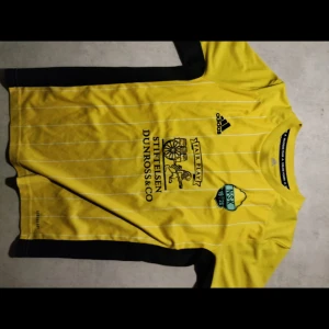 Gul fotbollströja från Adidas - Fotboll tröja från Norrtull.Pris kan diskuteras.Nästan alldrig använd.OBS ingen matchtröja!