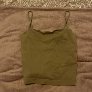 Beige linnetyg från gina  - Säljer denna beigea topp från gina, jätte söt. Har inga fläckar eller märken 