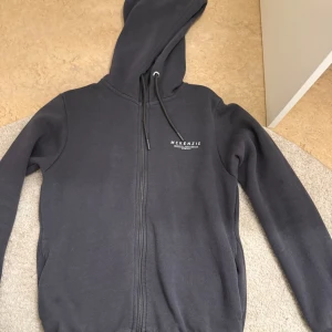 Grå dress från McKenzie - Säljer min McKenzie dress för jag inte använder den längre, både koftan & byxan kommer tillsammans.