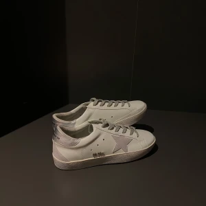 Golden Goose sneakers (herr) - Fräscha Golden Goose skor i storlek 43, perfekta för lite mer vardagliga evenemang. Vid frågor och funderingar är det bara att höra av sig!  OBS box ingår ej 
