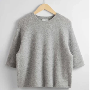 & other stories tröja - Säljer nu min fina stickade t-shirt från & other stories! Stolek S, priset kan diskuteras! Skriv vid frågor!❤️‍🔥