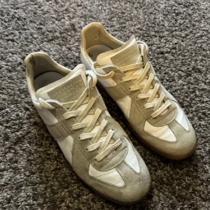 Maison Marigela - Maison Marigela skor| Fint skick| Sitter 0,5 storlek så som 42,5 | Nypris 5500:- | Endast skorna igår | Lite slitet inuti och lite smutsig utanför | Hör av er vid frågor eller funderingar!