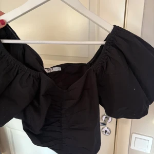 Svart topp från NA-KD - Svart topp från Nakd som ej kommer till användning💞💞