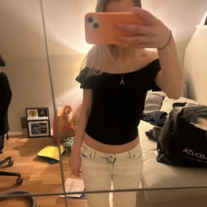 gullig svart topp - svart off shoulder topp storlek m, perfekt nu i sommar