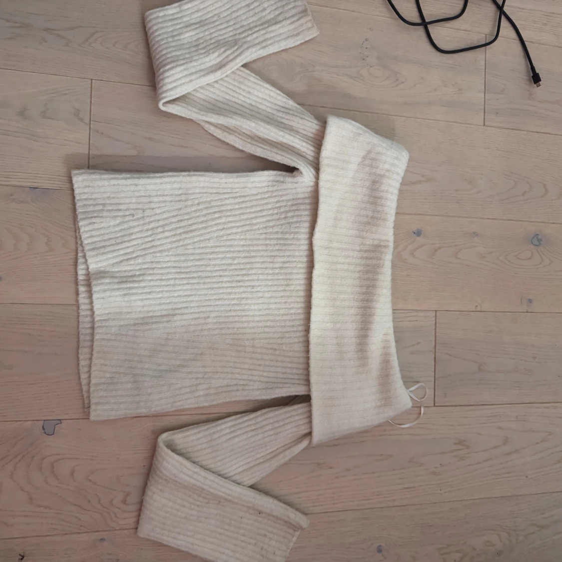 Beige ribbad offshoulder-tröja