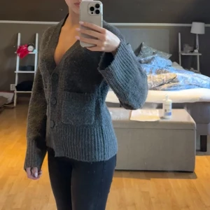 Tight cardigan  - Jätte snygg mörk grå cardigan, som sitter lite tightare runt midjan. Skönt material men lite nopprig. Skriv vid frågor❤️