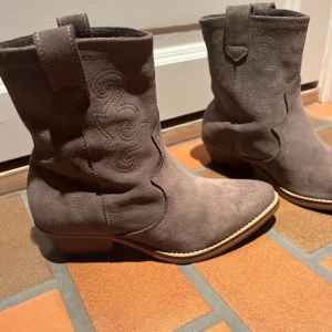 Nya Sofie Schnoor boots i finaste greige mocka - Nya Sofie Schnoor boots i finaste greige mocka. Strl 37, tyvärr för små för mig då jqg skulle säga att de mer är en 36a. Nypris 2 579 som syns på bild 4. 
