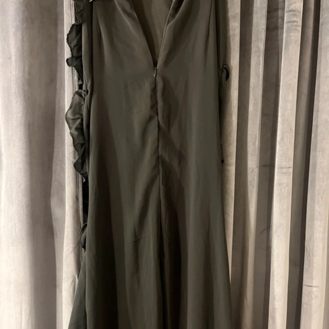 Svart klänning med volanger från Boohoo - 1