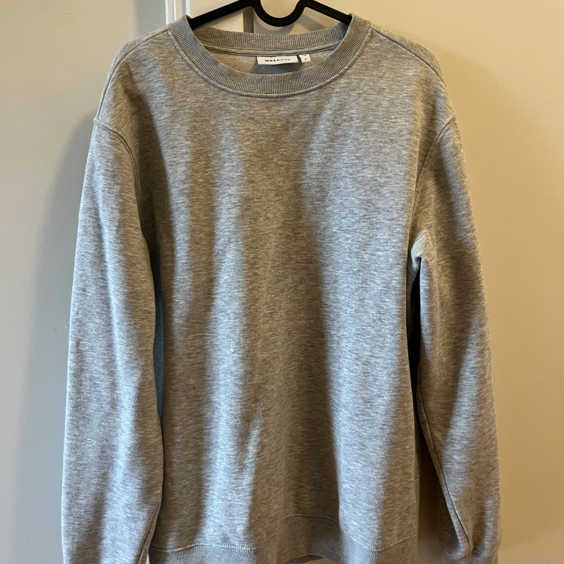 Grå sweatshirt från Weekday - 2