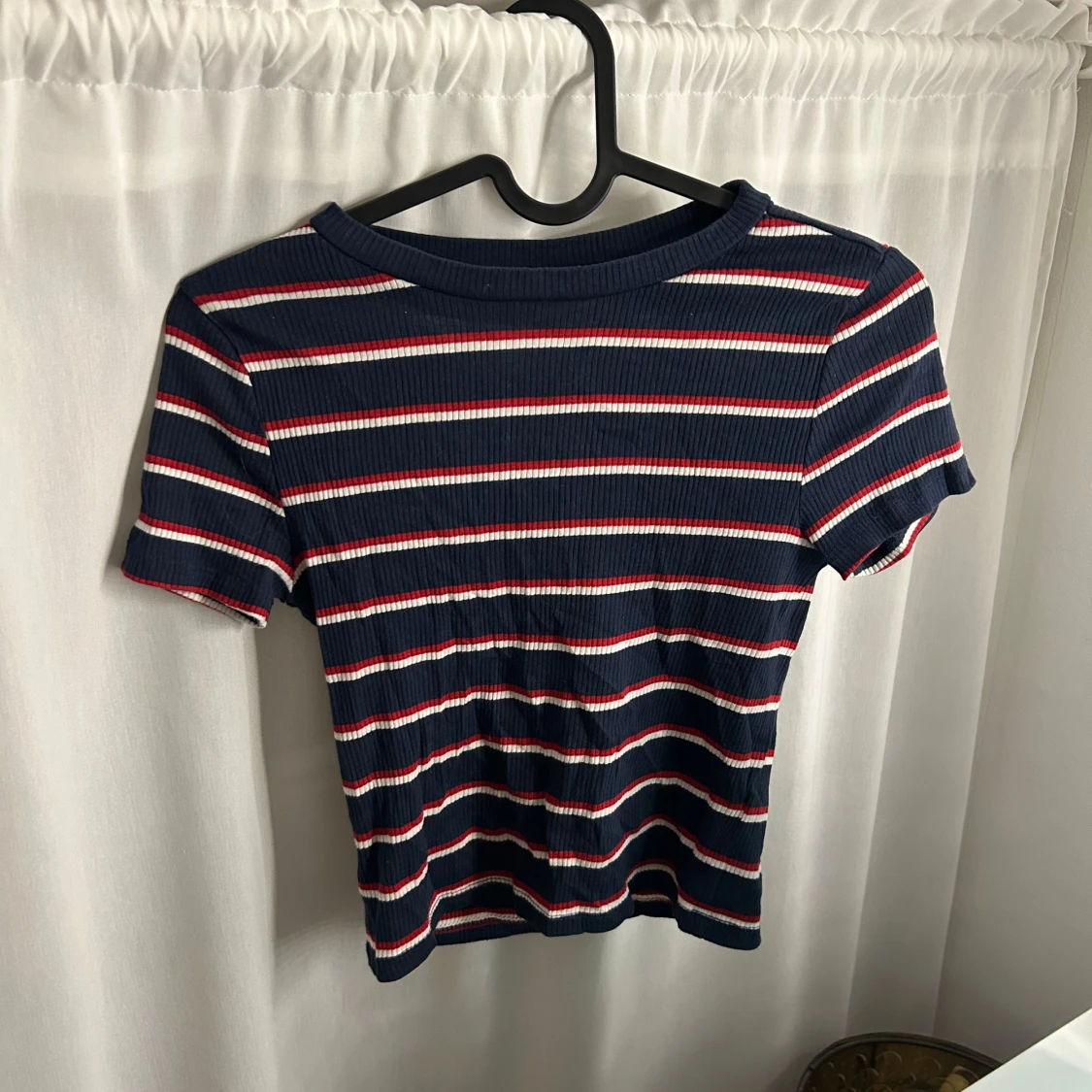 Marinblå röd och vit randig ribbad topp