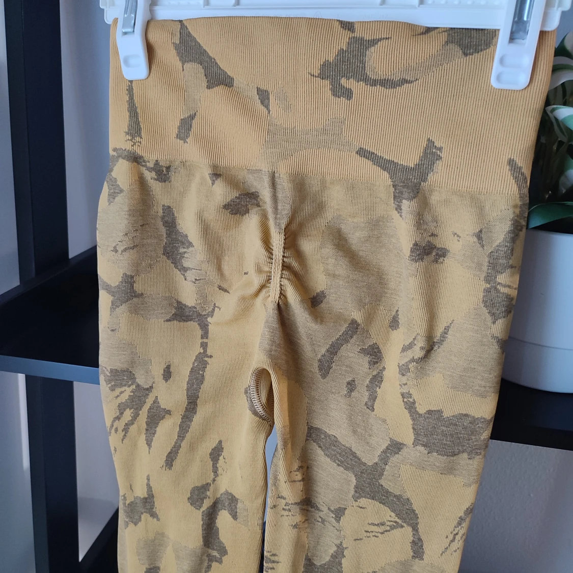 Kamouflage leggings från Gymshark i storlek XS - 3