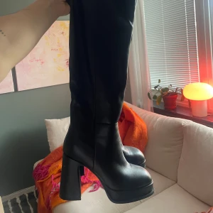 Svarta stövlar med klack - Svarta stövlar i skinnimitation med hög klack och dragkejda. Små slitningar som ni kan se på bilden annars fint skick! Använda 2 gånger. Cesare Gaspari, nypris 1500. Säljer dom för 600. 