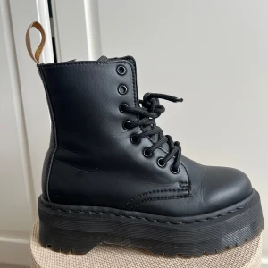 Svarta boots från Dr. Martens - Säljer ett par klassiska svarta boots från Dr. Martens. Använt en gång. (veganska) 