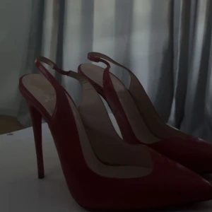 Christian Louboutin - Snygga röda pumps från Louboutin med spetsig tå och hög klack. Perfekta för att ge en elegant touch till din outfit. Fick i present men dom passade inte mig! Därför det låga priset 