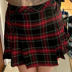 Kjol - Superfin och mjuk kjol i storlek M, stängs med två knappar i midjan. Fått av min mamma men säljs för att den är för liten för mig. För referens hur långt ner den går är jag 175cm lång