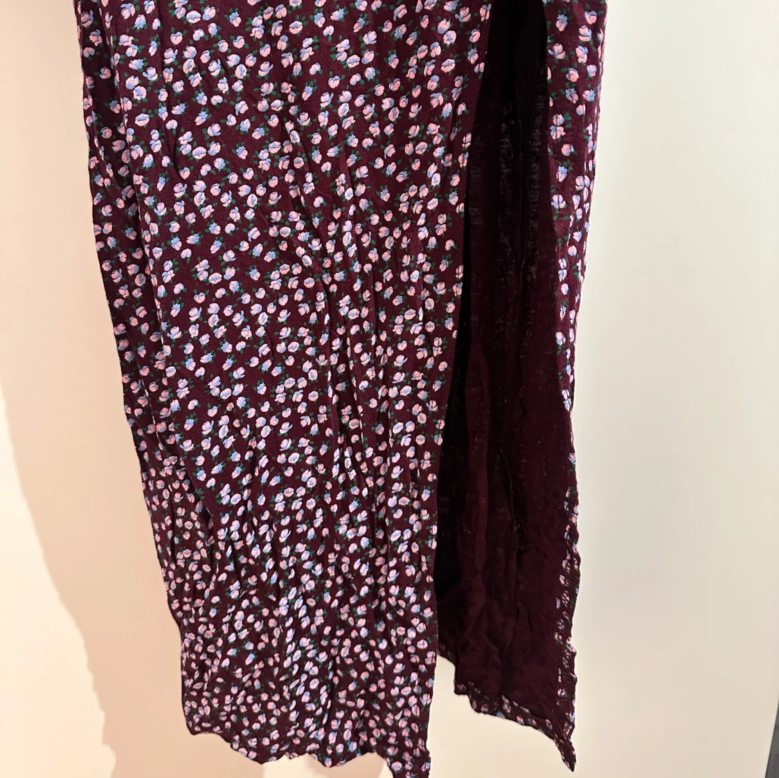 Blommig klänning med slits på låret - 4