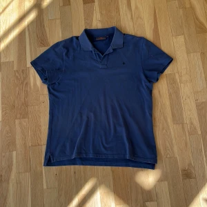 Denimblå pikétröja från Morris - Säljer en stilren denimblå pikétröja från Morris. 