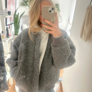 Grå ull bomberjacka - Säljer mjn jätte fina bomberjacka i ullmaterial, perfekt till våren!!😍🙏 Från HM aldrig använt!!