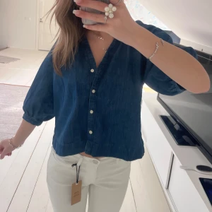 Jeans blus  - Intressekoll på populär och slutsåld blus i jeans liknande tyg, använd få gånger i jätte bra skick😊lägg prisförslag!!