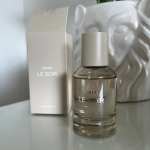 Caia Le Soir Hårparfym - Elegant hårparfym från Caia, Le Soir, i en stilren glasflaska med beige kork. Perfekt för att ge håret en lyxig touch. Flaskan rymmer 50 ml och ca 10sprut är tagna från flaskan. Från Caias kalender 2024
