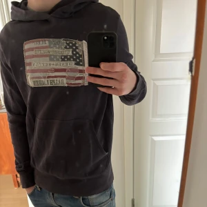 Mörkblå hoodie från Denim & Supply Ralph Lauren - Tja! Säljer en sjukt fet vintage Ralph Lauren Hoodie i bra skick. Storlek M men passar S. Marinblå. Vid frågor är det bara att höra av sig