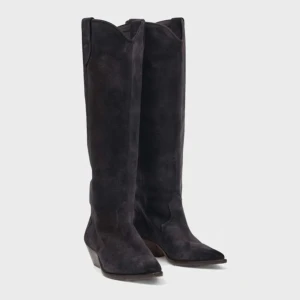 Svarta mocka cowboy boots - Snygga svarta cowboy boots i mocka med spetsig tå och låg klack. Perfekta för en stilren look. Aldrig använda 